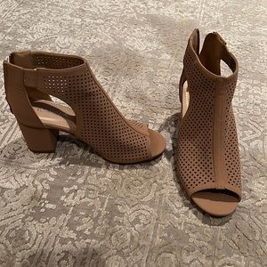 Top Moda women’s open toe heel. Tan. 6 ½. Heel is 2 ½”
